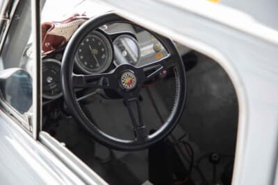 フィアット アバルト1000TCR:センターはタコメーター、右にスピードメーターが備わる