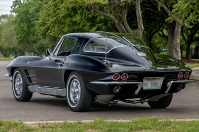 13万7500ドル（邦貨換算約1990万円）で落札されたシボレー「コルベット C2スプリットウインドウ」（C）Courtesy of RM Sotheby's