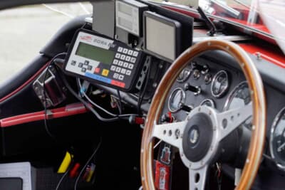 助手席にはラリーコンピューターとも呼ばれているRALLY TIME KEEPERが装着される