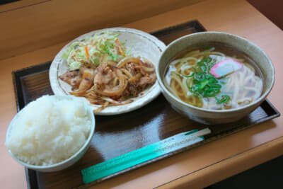 豚生姜焼き定食は920円で、みそ汁をかけうどんへの変更は+150円
