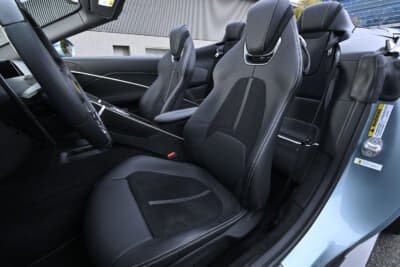 フェラーリ ローマスパイダー：乗降性も考慮したサイドサポートの高さがいかにもローマらしい