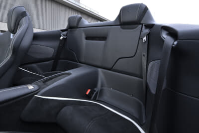 フェラーリ ローマスパイダー：リアシートはあくまでもエマージェンシー程度だが、バッグなどを置くスペースとしては重宝する