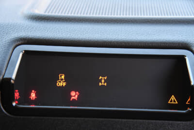 イネオス「グレナディア」：トランスファーレバーを更に左側に倒し、デフロックオンの状態にした表示