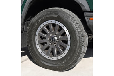 イネオス「グレナディア」：純正オプションの18インチアロイホイール。タイヤはブリヂストン デュラーA/T 255/70 18を履く。オプションとして更にオフロード用タイヤにBFグッドリッチA/T KO2が選べる。ブレーキはブレンボ製、コイルはアイバッハ製