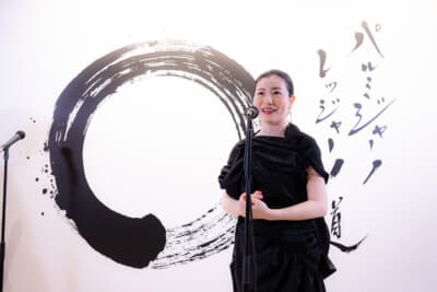 書家・中塚翠濤氏が創作したJapanロゴ「円相」は、千年にわたり伝統を守り続ける「パルミジャーノ・レッジャーノ道」の精神を現代的な感性で表現した作品