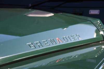 イネオス「グレナディア」：ボンネット横にグレナディアの凹凸ロゴがあしらわれている