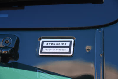 イネオス「グレナディア」：フロントウィンドウ下にもグレナディアのプレートが奢られている