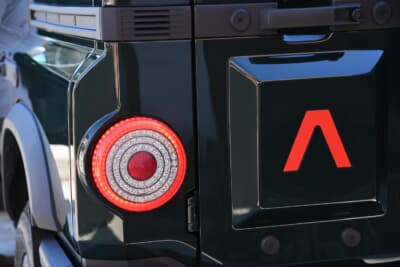 イネオス「グレナディア」：テールランプは丸型のものが左右1灯ずつ配備されている