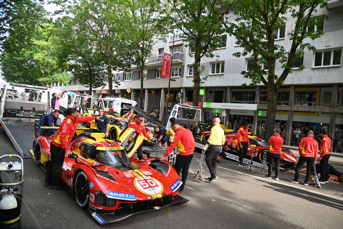 車検のためフェラーリ到着