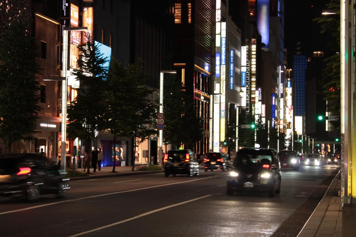 夜の街では、万札を振りながらタクシーを探す輩がいたなんていうバブルならではの光景も見られた