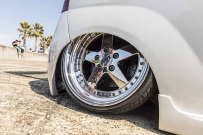ダイハツ ミラ：エアサスで車高を下げると、リアはホイールの1/4ほどがフェンダー内に入ってしまう圧巻のスタンスを実現