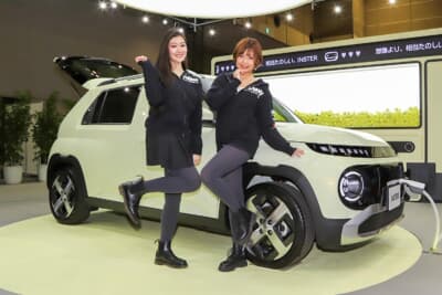 ヒョンデ インスターはルックスもキュート。ブースに展示したモデルのカラーはバタークリームイエローパール