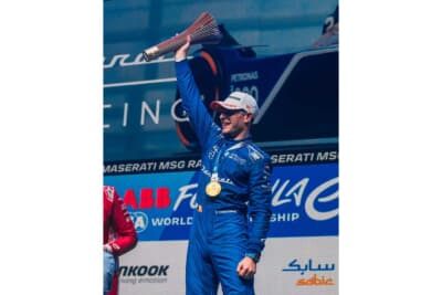 トロフィーを掲げるストフェル・バンドーン選手