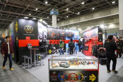 創業はモモが60年でレアーズが50年。両者のパートナーシップがモータースポーツ界に貢献する