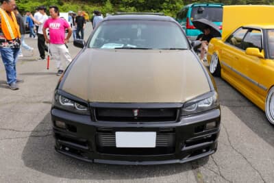 日産 ステージア 25RS FOUR：ボンネットはカーボンケブラー風に仕上げたタイプを選択。チューンドマシンの雰囲気ムンムンだ