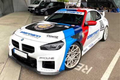 BMW Weltの駐車場には、BMW E30型M3 Warsteiner風のM2が。順番に数多くの方が写真を撮っていました