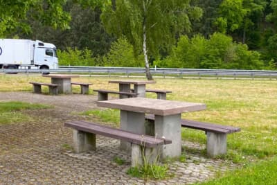 アウトバーンの休憩所にはベンチとテーブルがあります。お天気が良いと、家から持参するお弁当を広げることもあります