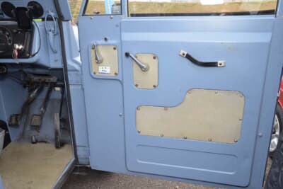 日産 2代目 パトロール:ドアトリム。左のドアハンドル(ロック機能付き)が懐かしい