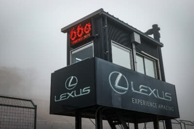 朝は走行できないレベルの濃霧だった。ほぼ無風だったせいもあり、公式練習は少し遅れてスタートした。気温も4月とは思えない寒さ