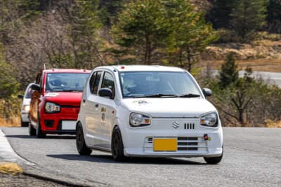 2025年シーズンから劇的に増えたスズキ HA36型アルト。MTとAGSでタイムや燃費に大きな差はない