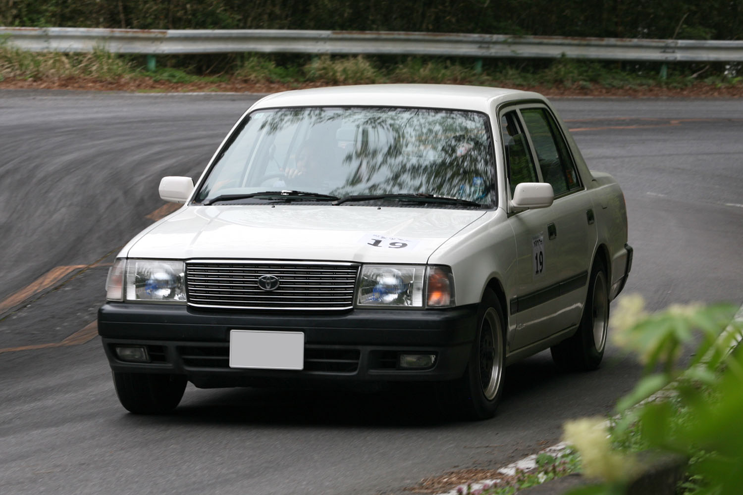 彼女のトヨタ「コンフォート」はMTの元教習車！ 昭和を感じるセダンで
