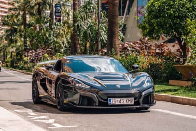 リマック ネヴェーラR:ヴェーラのなかでも、もっとも走行性能に特化したモデル。快適性や日常使用性を損なうことなく、コーナリング性能の強化を実現している