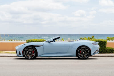 アストンマーティン DB12 ヴォランテ パームビーチエディション：ビスポーク部門「Q by Aston Martin」が製作。パームビーチをイメージしている