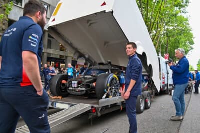 アルピーヌは貝のようにパカンと開く牽引車で車検に登場