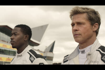 映画『F1（R）／エフワン』：左がエフワン』：ジョシュア・ピアース役のダムソン・イドリス、右はソニー・ヘイズ役のブラッド・ピット