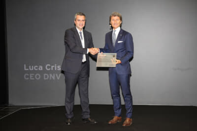 ランボルギーニのステファン・ヴィンケルマン社長兼CEO（右）