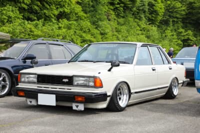 日産 6代目 910型 ブルーバード：とくにフロントバンパーにぶら下がっている純正オプションのフォグランプはレア物