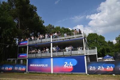 VIPゲストの方はコースサイドで優雅にドリンクを飲みながら観戦できます