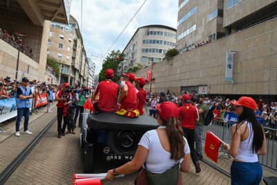 フェラーリから先頭で全ドライバーが続きます