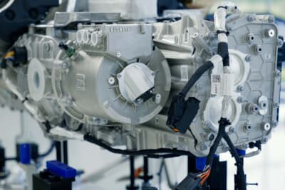 ブガッティ トゥールビヨンのパワートレインは、自然吸気8.3L V16エンジン、トルクベクタリング付き8速デュアルクラッチトランスミッション、250kWの電動モーターからなるパワートレインシステムで構成されている