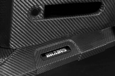 ブラバス XL 800：カーボンフロントフェイシアインサートにはロゴも備わる