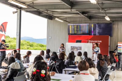 サーキット走行をレクチャーしているのは、現役プロレーシングドライバーのみなさん