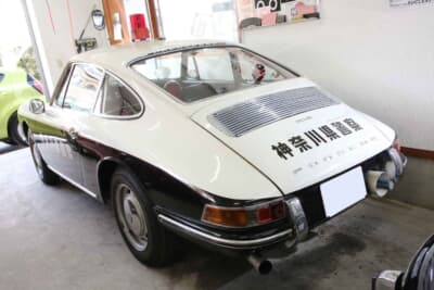 ポルシェ 912：スピーカーと、当時の装備が残されている。右ページのフロントの写真を見るとわかるように、フェンダーの上にもスピーカー、バンパーの赤色ランプを装備したまま