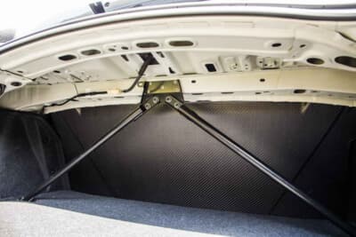 トヨタ 14R60：トランク内側にはブレースバーが逆V字状に取り付けられている