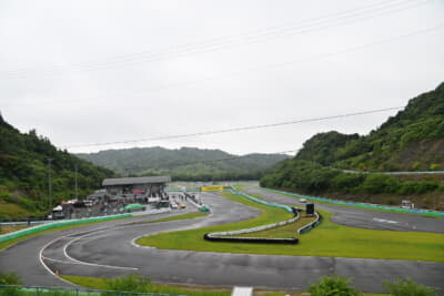 イベント開催日の幸田町周辺は大雨。残念ながらメインの走行コンテンツは中止になってしまったものの多くの来場者が訪れた
