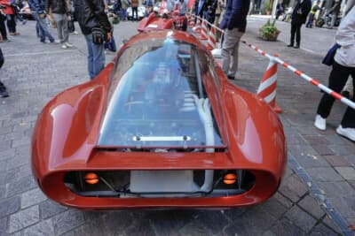 バンディーニ サロンチーノ：スケルトンになったエンジンフード。エンジンが丸見えという流麗なフォルムを持つスタイリングのサロンチーノ。ツインチョークのダウンドラフトのウエーバーを備えた1.3L直4DOHCエンジン