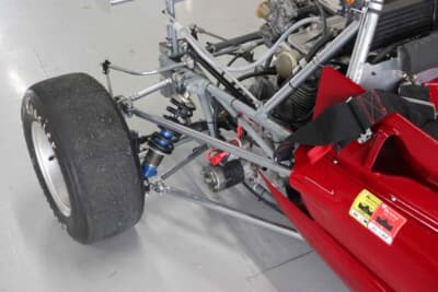 東京技研F-J：東京技研F-Jのリアサスペンション。トップ・シングル／ロワ・ツインのIアーム＋上下 ラジアスロッドの、コンベンショナルなタイプだ