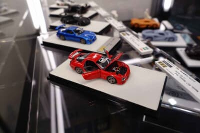 イグニッションモデルの1/64シリーズ。ダイキャストゆえの開閉式だ