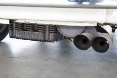 フィアット アバルト595SS：テールエンド下からのぞくアルミ製オイルパン