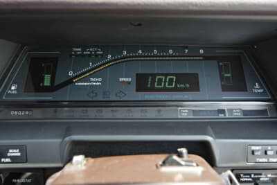 約105km/hからキンコンまたはブザーが鳴って速度超過を警告した