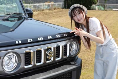 スズキ ジムニー ノマド：純正で装着されていそうな「NOMADE」ステッカーは、貼るだけで簡単にカスタムできる