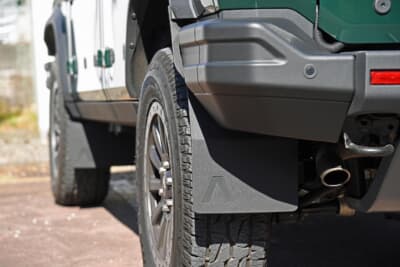 イネオス「グレナディア」：前後の泥除けにはグレナディアのマークがあしらわれている