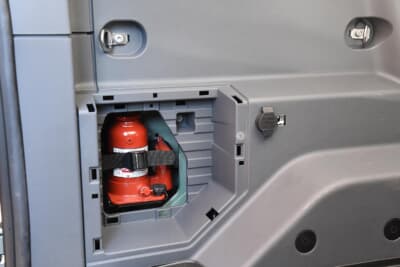 イネオス「グレナディア」：リアの左側のラゲッジスペースの壁面の中にダルマジャッキが標準装備されている。