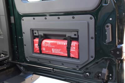 イネオス「グレナディア」：ロアの大きい方のバックドアの中にファーストエイドキットが装備されている