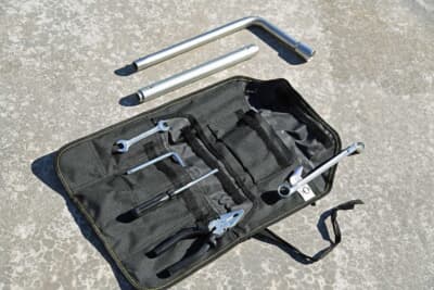 イネオス「グレナディア」：いまどきの新車にここまで車載工具が揃っているのも珍しい