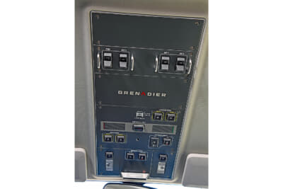 イネオス「グレナディア」：オーバーヘッドコントロールパネルのスイッチ類。補助灯の追加やサイレンやサーチライトなども10アンペアもしくは25アンペアの配線が内蔵されているので、追加しやすくスイッチの位置が分かり易い